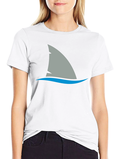 Camiseta Negra con Aleta de Tiburón