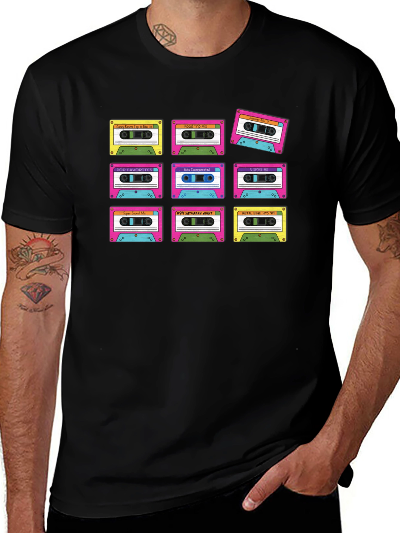 Camiseta Negra con Diseño Retro de Cassettes